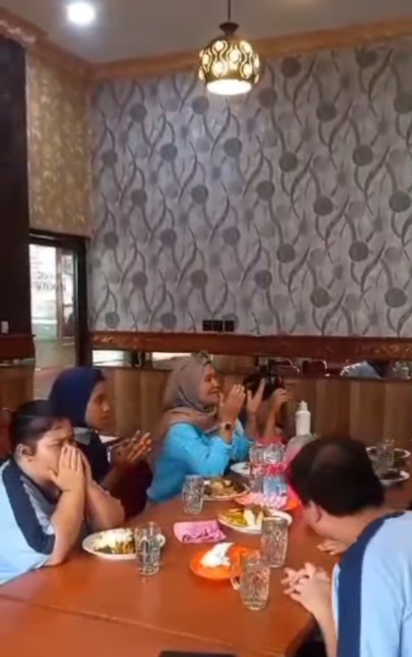 Outing dari kelas HS 1C makan siang di rumah makan Padang Putra Minang